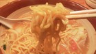 黄色い縮れ麺